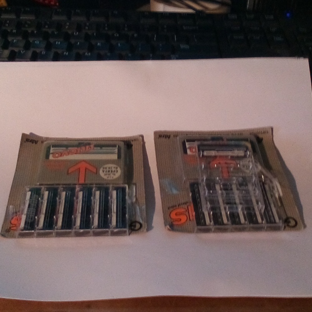 NEW - GILLETTE ATRA PLUS RAZOR BLADES = 12 BLADES